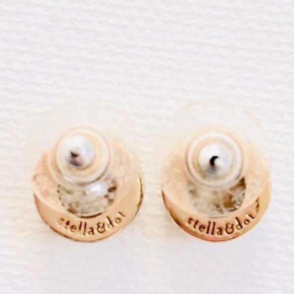 :: S&D Sparkling Crystal Nancy Stud Earrings - Picture 4 of 8